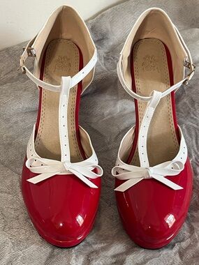 NWOB Chelsea Crew Gatsby II Retro T-Strap Bow Pumps Size 13 US 46 UK